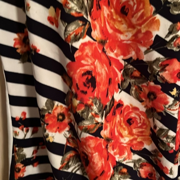 Faith and joy shirt size lrg. Beautiful roses with blue strips attractive - Picture 4 of 6